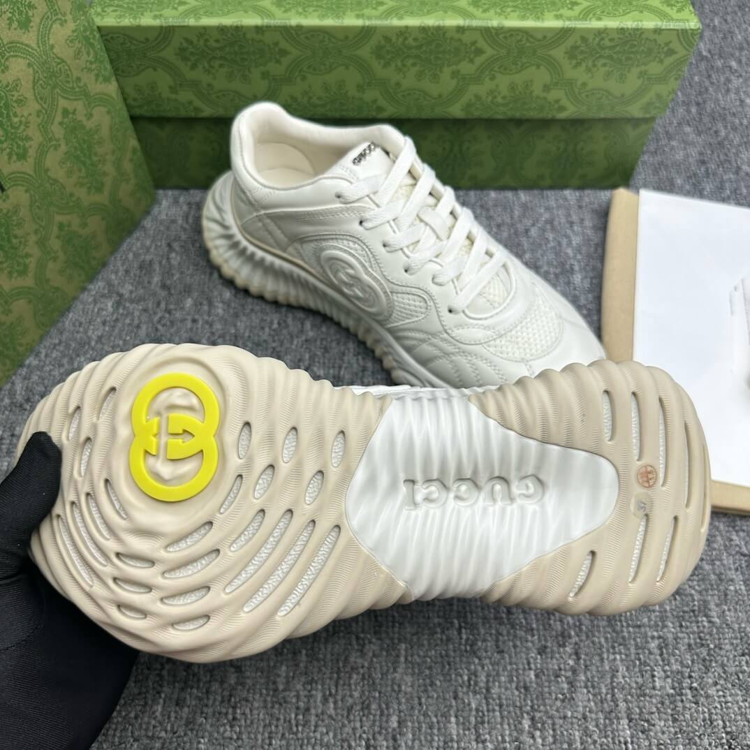 Zapatillas clásicas con bordado beige