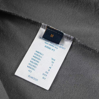 Camiseta clásica estampada en relieve por todas partes