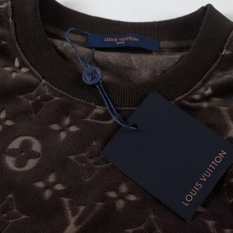 Camiseta clásica estampada en relieve por todas partes