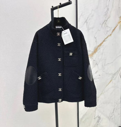 Chaqueta minimalista de piel de cordero con estilo