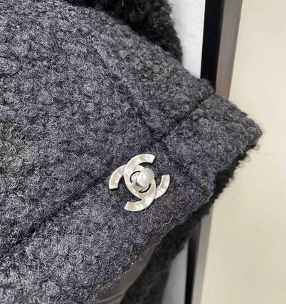 Chaqueta minimalista de piel de cordero con estilo
