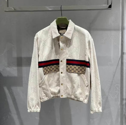 Conjunto estampado clásico con patrón sutil
