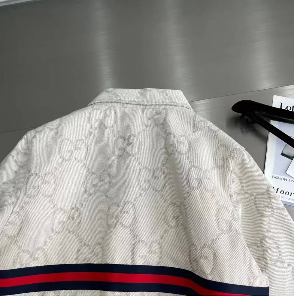 Conjunto estampado clásico con patrón sutil