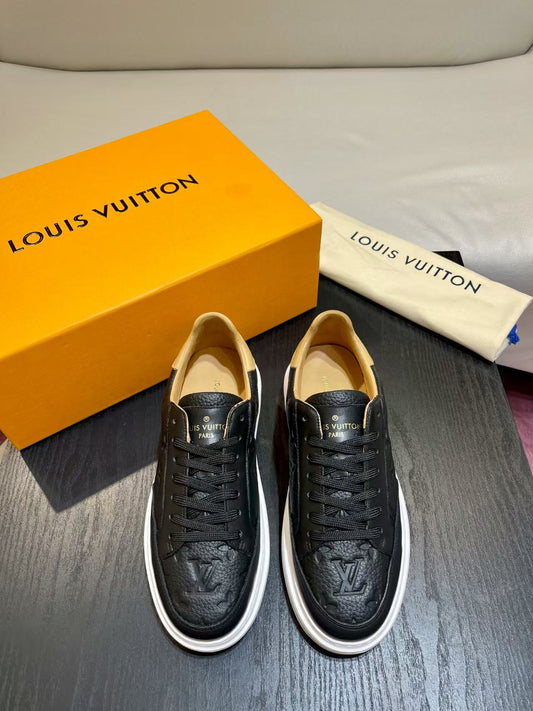 Black embossed casual shoes
