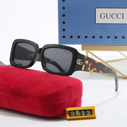 Gafas de sol retro con montura gruesa