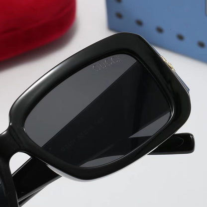 Gafas de sol retro con montura gruesa