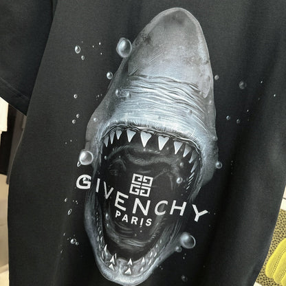 Camiseta con estampado de tiburón