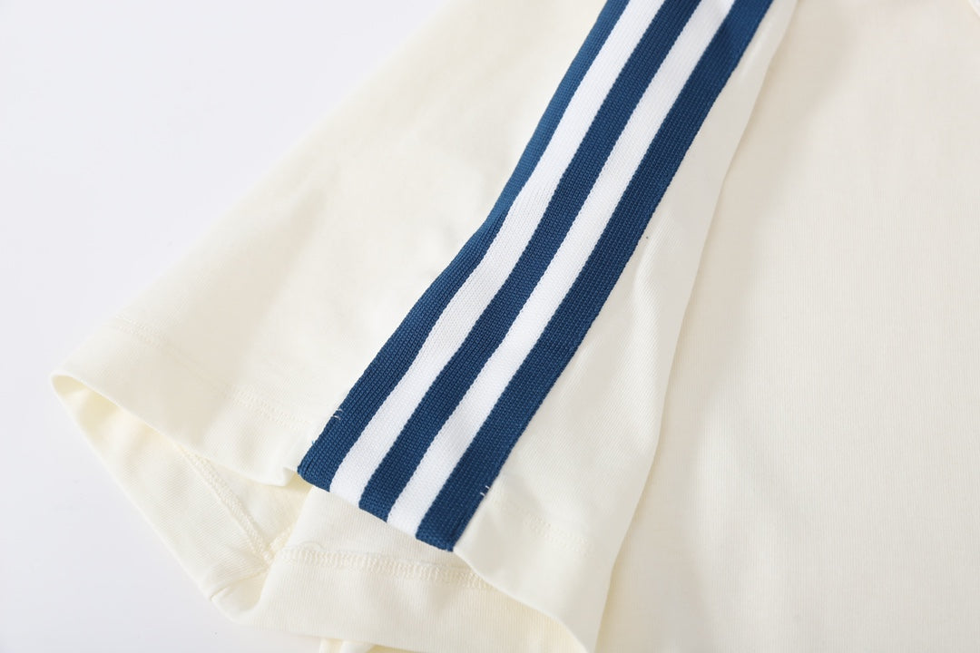 Camiseta de rayas en los hombros
