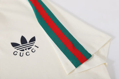 Camiseta de rayas en los hombros