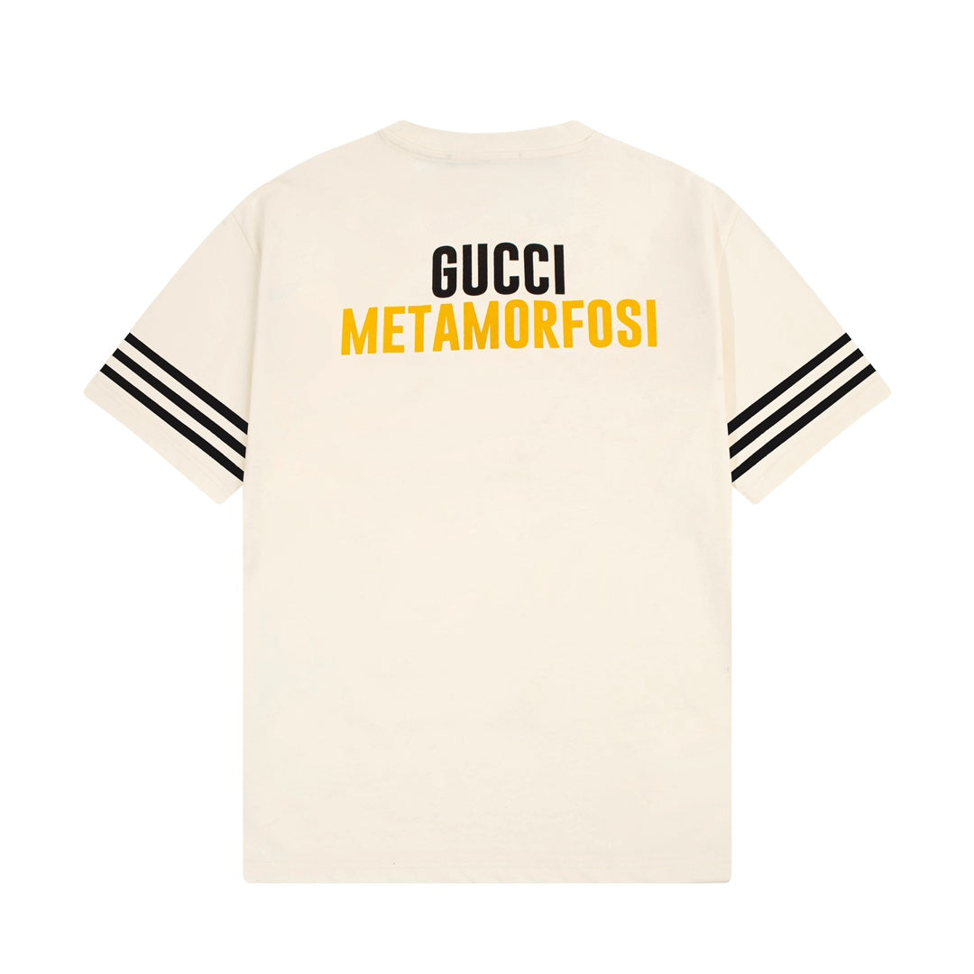 Camiseta con rayas en las mangas