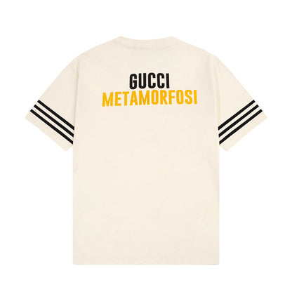 Camiseta con rayas en las mangas