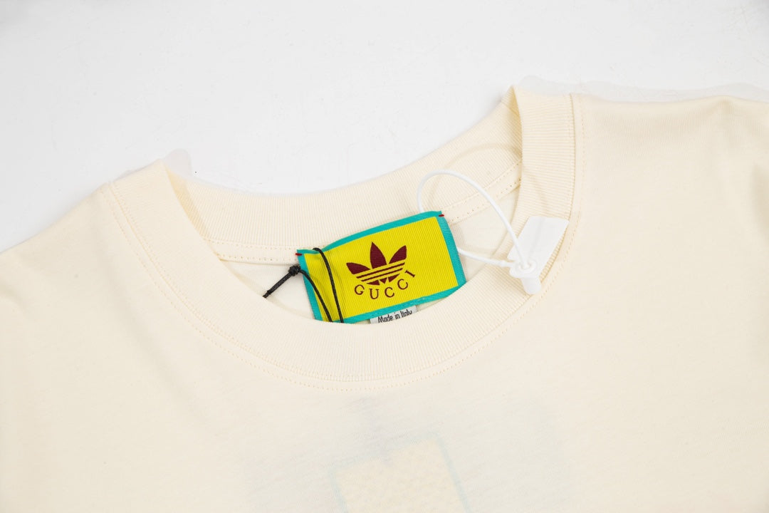 Camiseta con rayas en las mangas