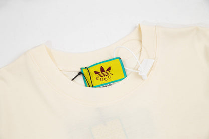 Camiseta con rayas en las mangas