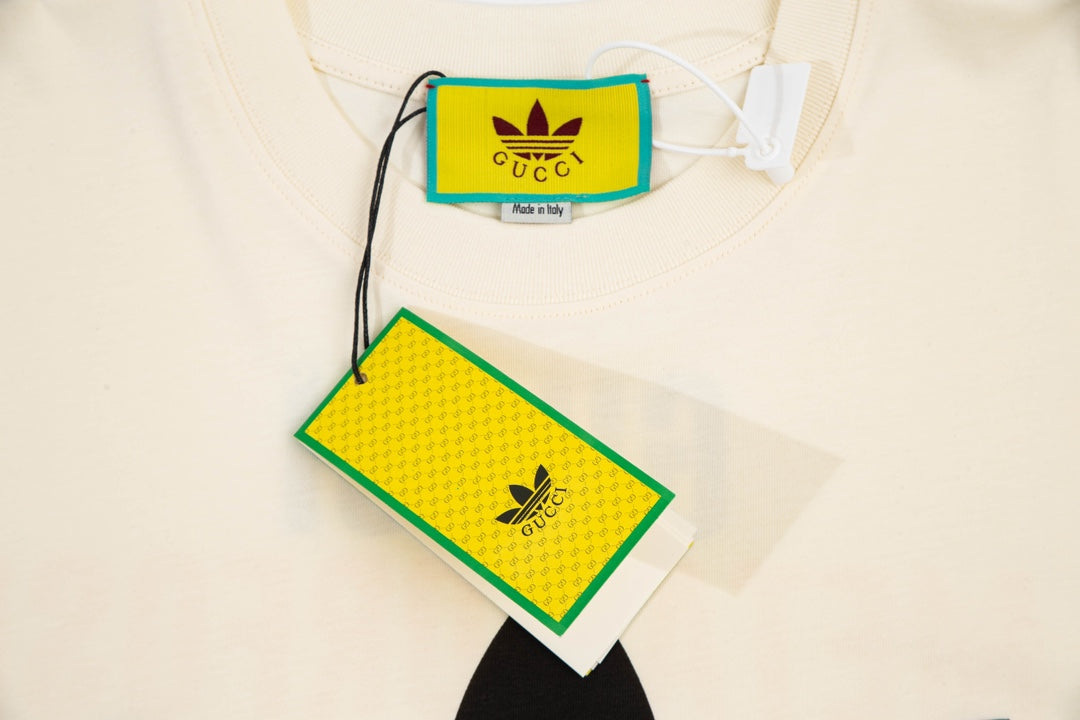 Camiseta con rayas en las mangas
