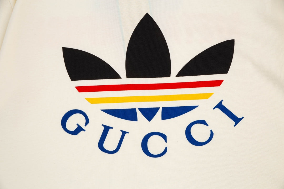 Camiseta con rayas en las mangas