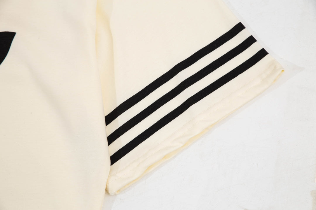 Camiseta con rayas en las mangas