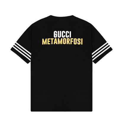 Camiseta con rayas en las mangas