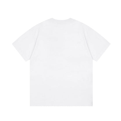 Camiseta con letras tridimensionales