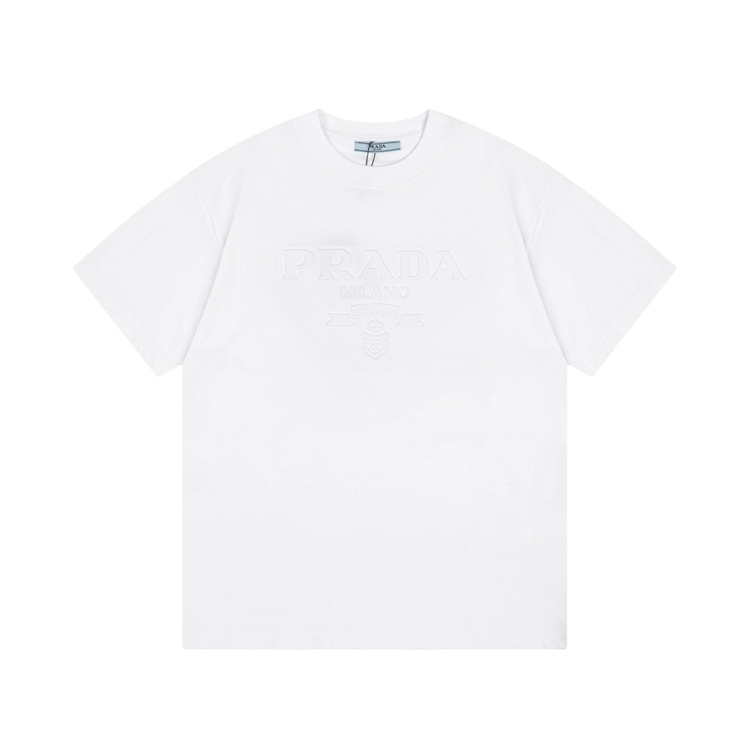 Camiseta con letras tridimensionales