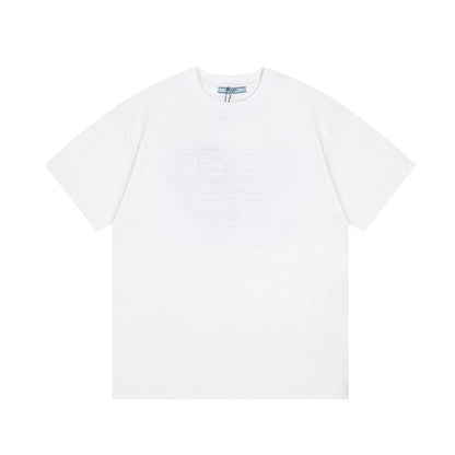 Camiseta con letras tridimensionales