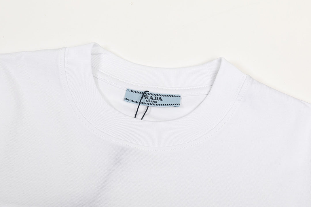 Camiseta con letras tridimensionales