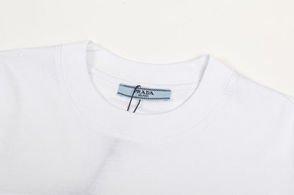 Camiseta con letras tridimensionales