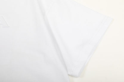 Camiseta con letras tridimensionales