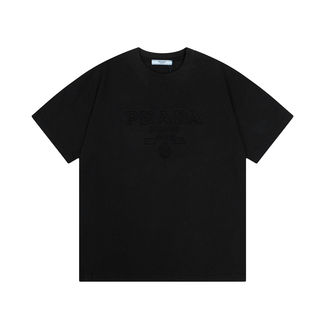 Camiseta con letras tridimensionales