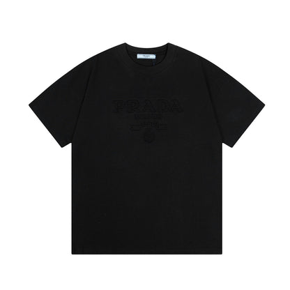 Camiseta con letras tridimensionales