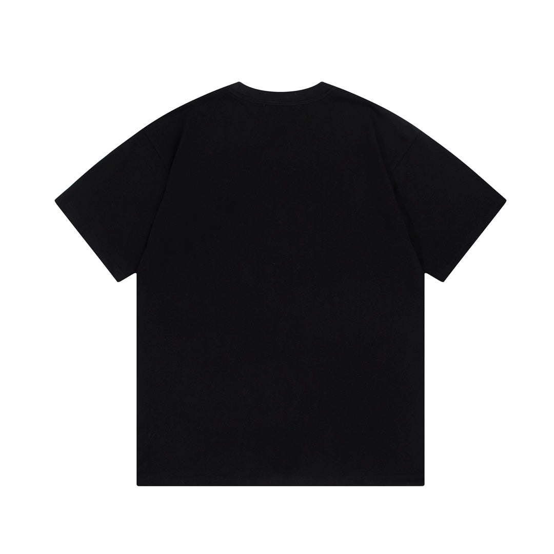 Camiseta con letras tridimensionales