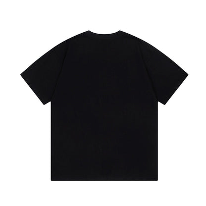 Camiseta con letras tridimensionales