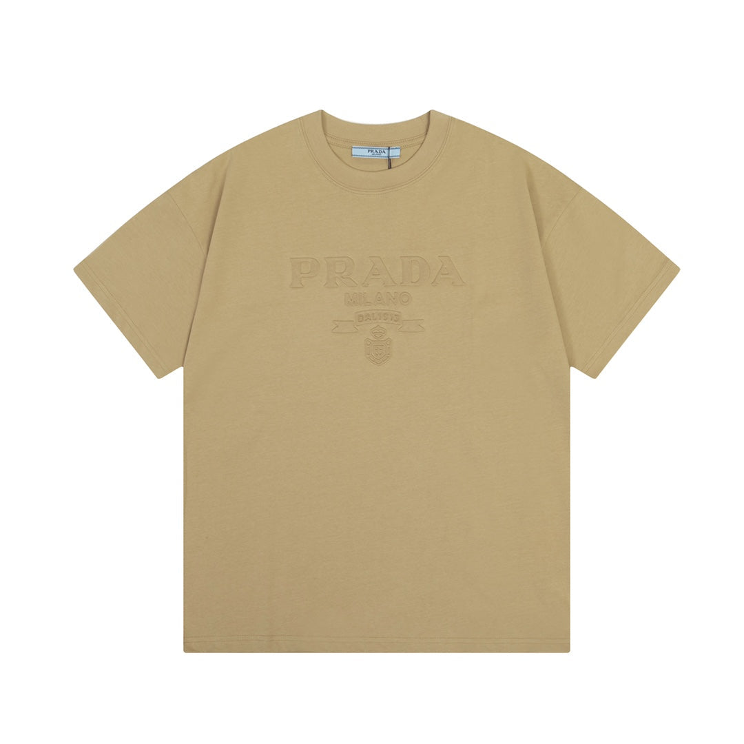 Camiseta con letras tridimensionales