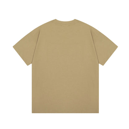 Camiseta con letras tridimensionales