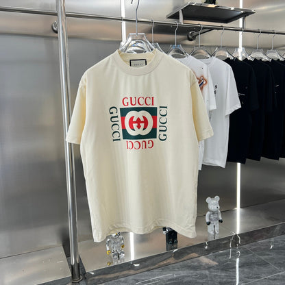Camiseta con estampado rojo y verde