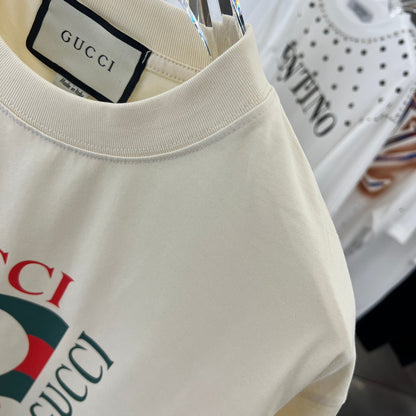 Camiseta con estampado rojo y verde