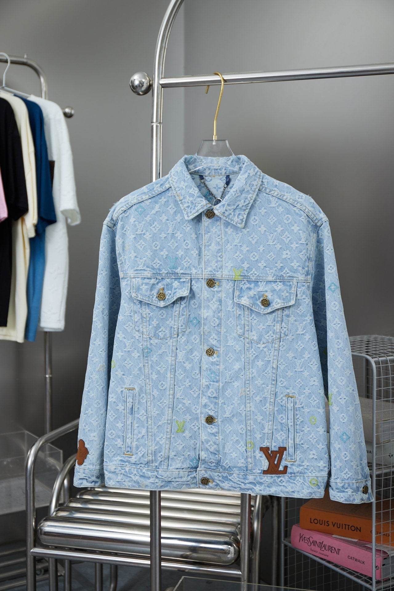Chaqueta vaquera bordada de colores