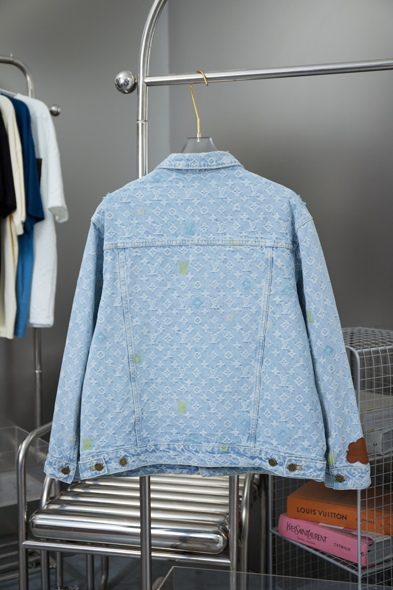 Chaqueta vaquera bordada de colores