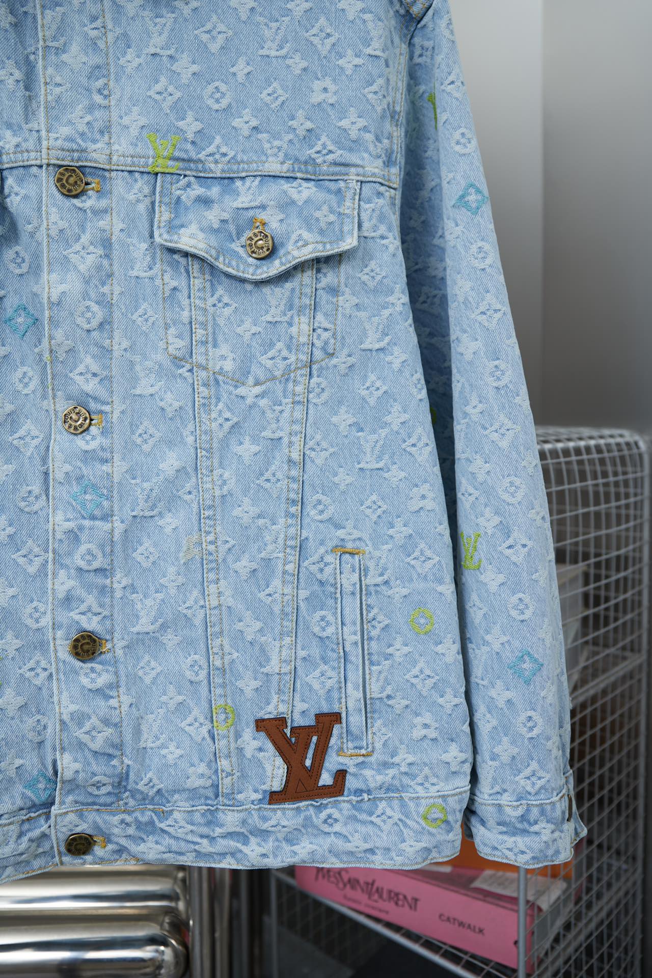 Chaqueta vaquera bordada de colores