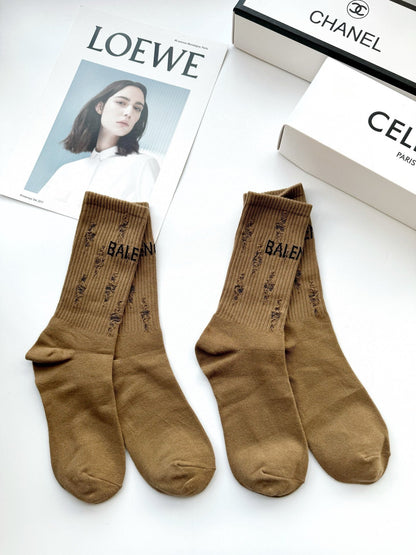 Calcetines con letras clásicas marrones