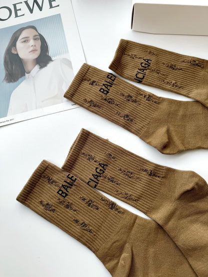 Calcetines con letras clásicas marrones
