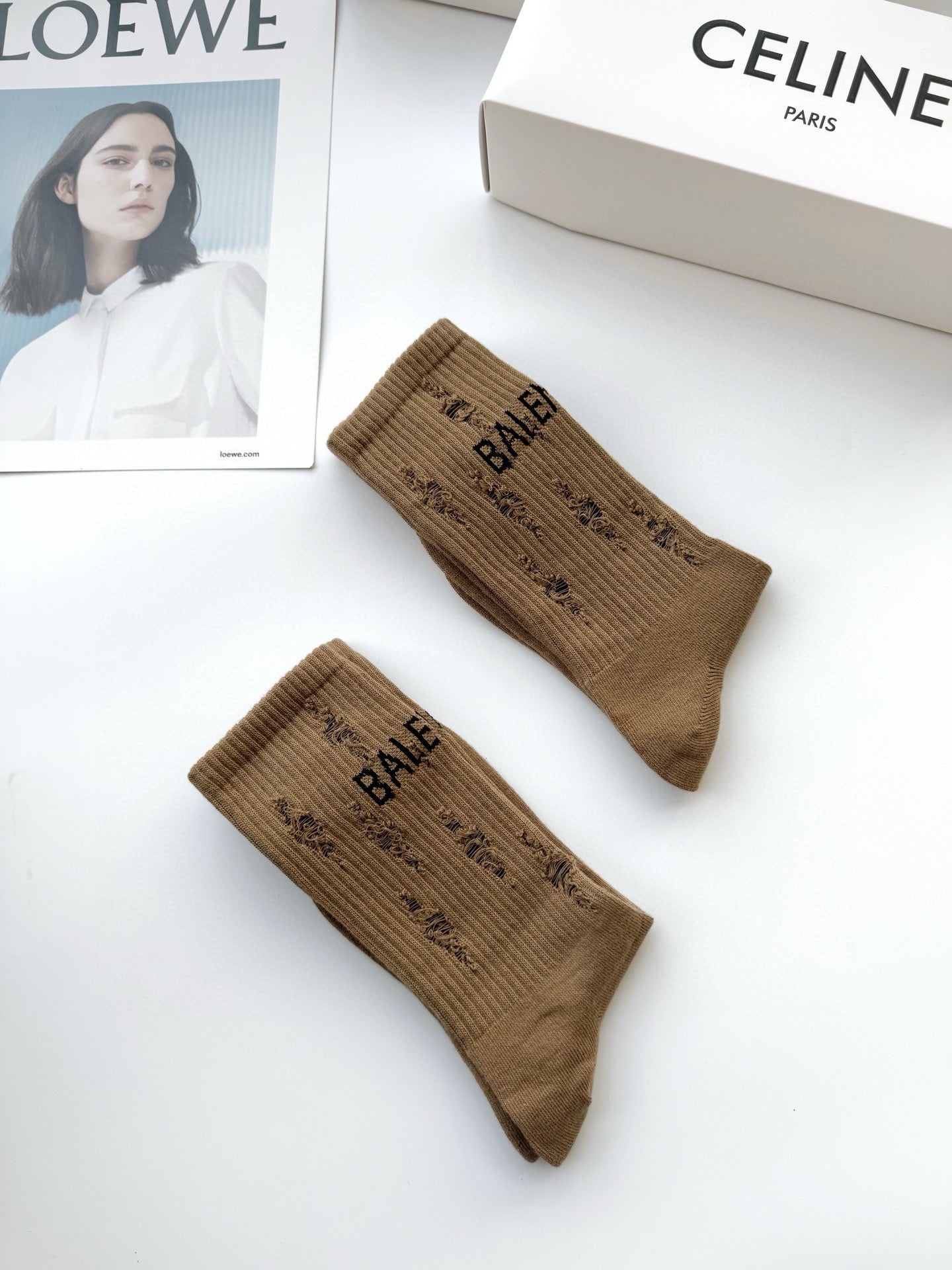 Calcetines con letras clásicas marrones