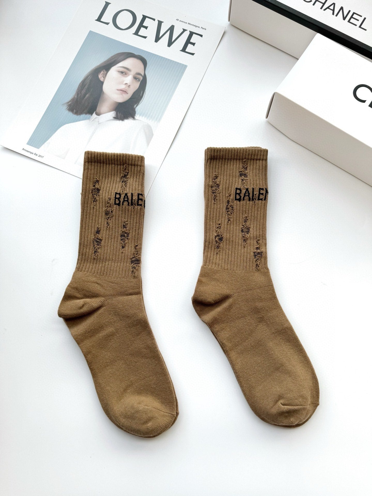 Calcetines con letras clásicas marrones