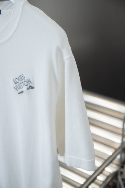 Camiseta con bordado de alfileres