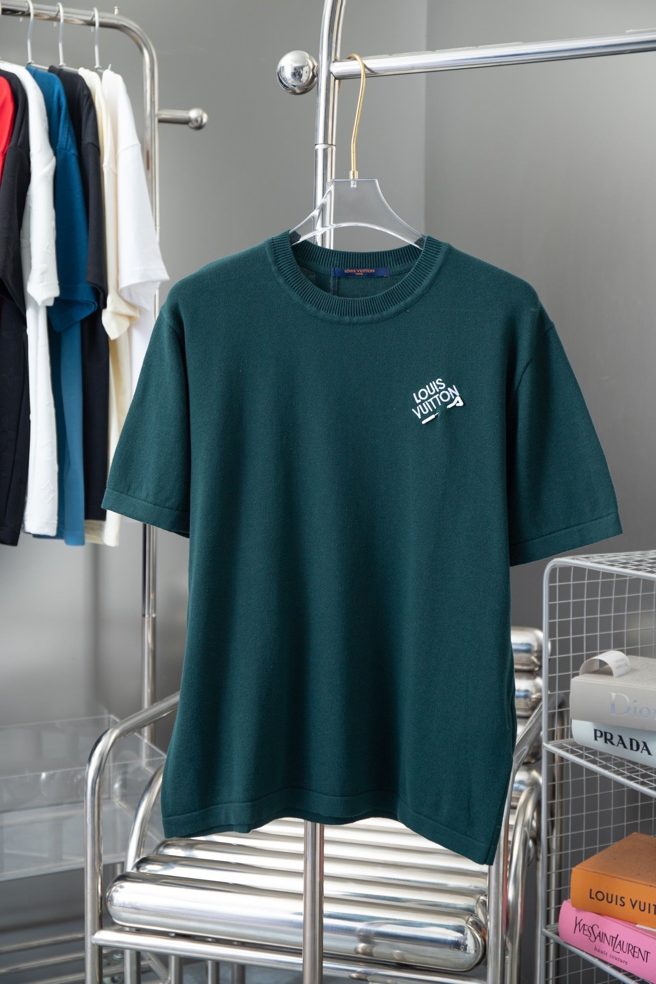 Camiseta con bordado de alfileres