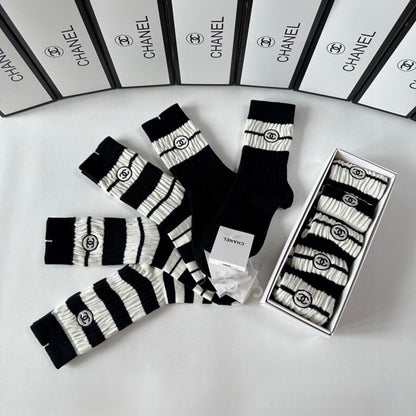 Calcetines bordados de longitud media