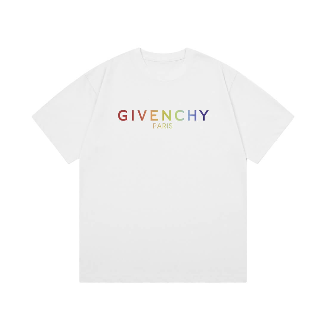 Camiseta con letras arcoíris