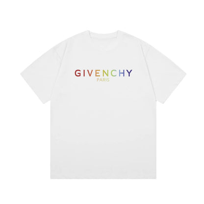 Camiseta con letras arcoíris