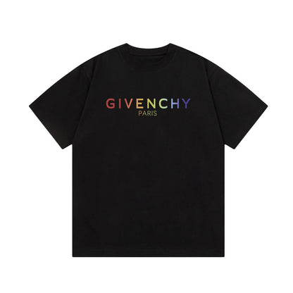 Camiseta con letras arcoíris