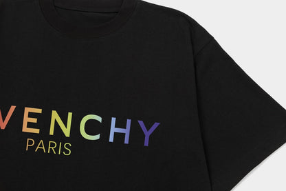 Camiseta con letras arcoíris