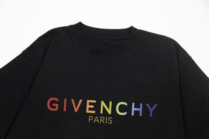 Camiseta con letras arcoíris